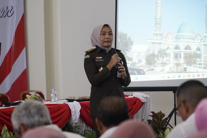 Foto Kepala Bidang Penerangan dan Penyuluhan Hukum, Dr. Ismaya Hera Wardanie, S.H., M.Hum.  dalam Kegiatan Penyuluhan Hukum di Sumbawa Barat (Sumber: Humas Kejagung RI)